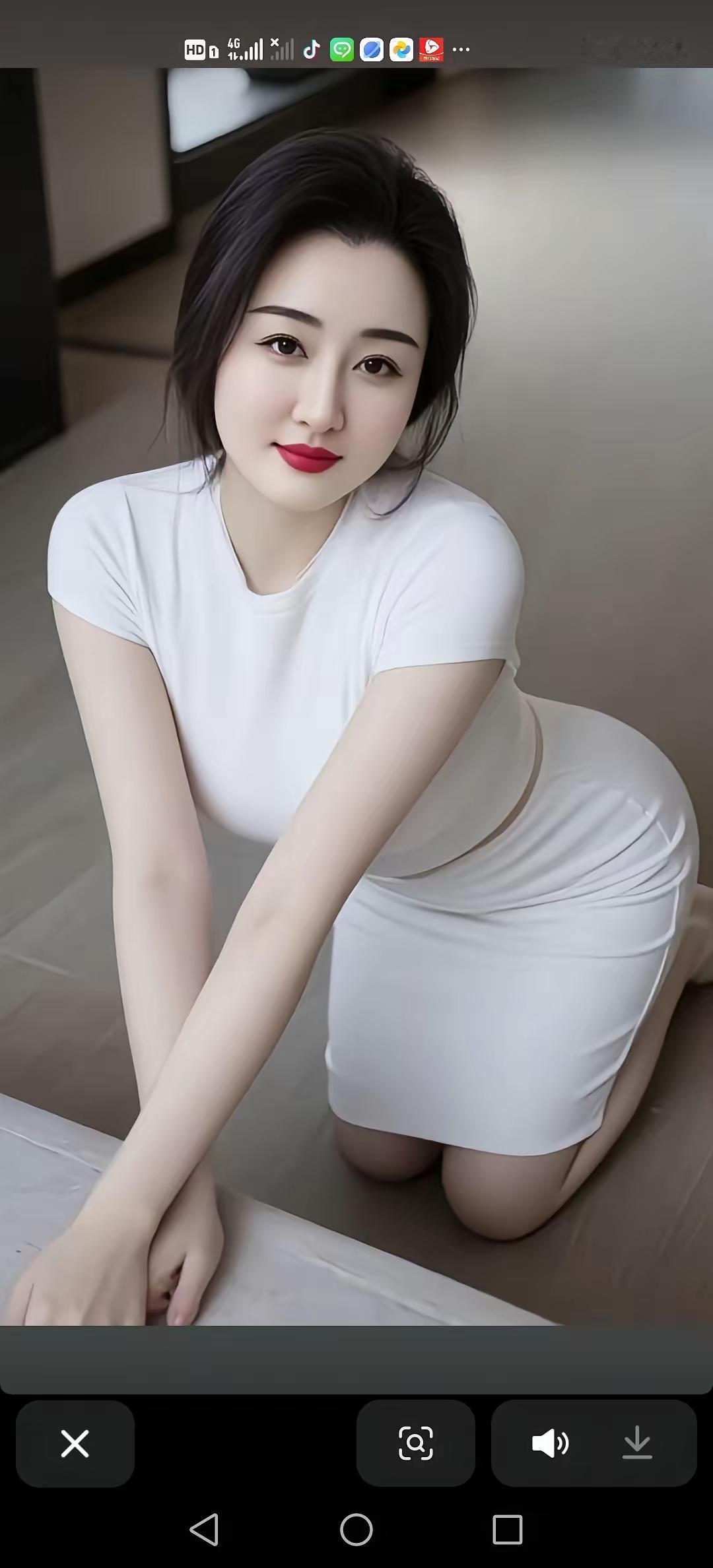 一身米白色套装，即显身材苗条又有淑女气质，清纯唯美的五官，白皙高挑的身材，真是让