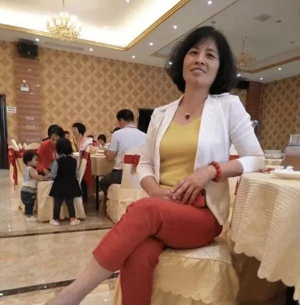 我父亲从不跑步，每天傍晚就搬个小板凳在小区门口坐一会儿，看人来人往，偶尔跟熟人聊