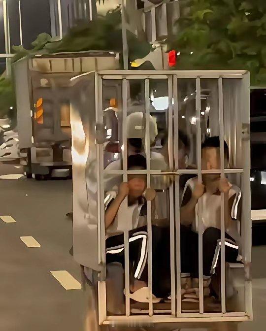 不靠谱带娃？孩子上学回家的路上，不知情的还以为被拐卖了呢！