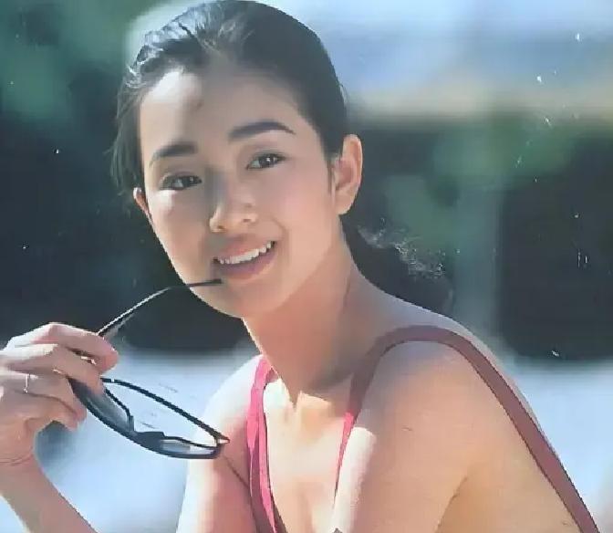 巩俐当年竟嫁给了烟草大亨黄和祥！一场简朴婚礼，她甘愿洗手作羹汤，可这真的是她想