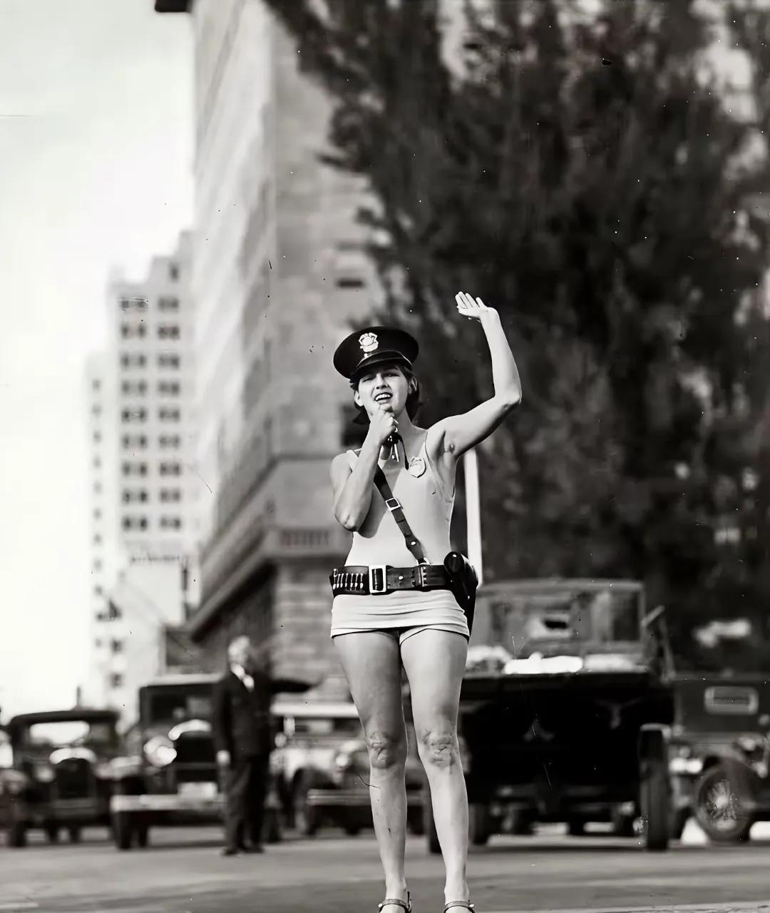 图中是九十年代的美国迈阿密大街的一位女交警，我感觉她除了一个大檐帽和腰间的手枪之