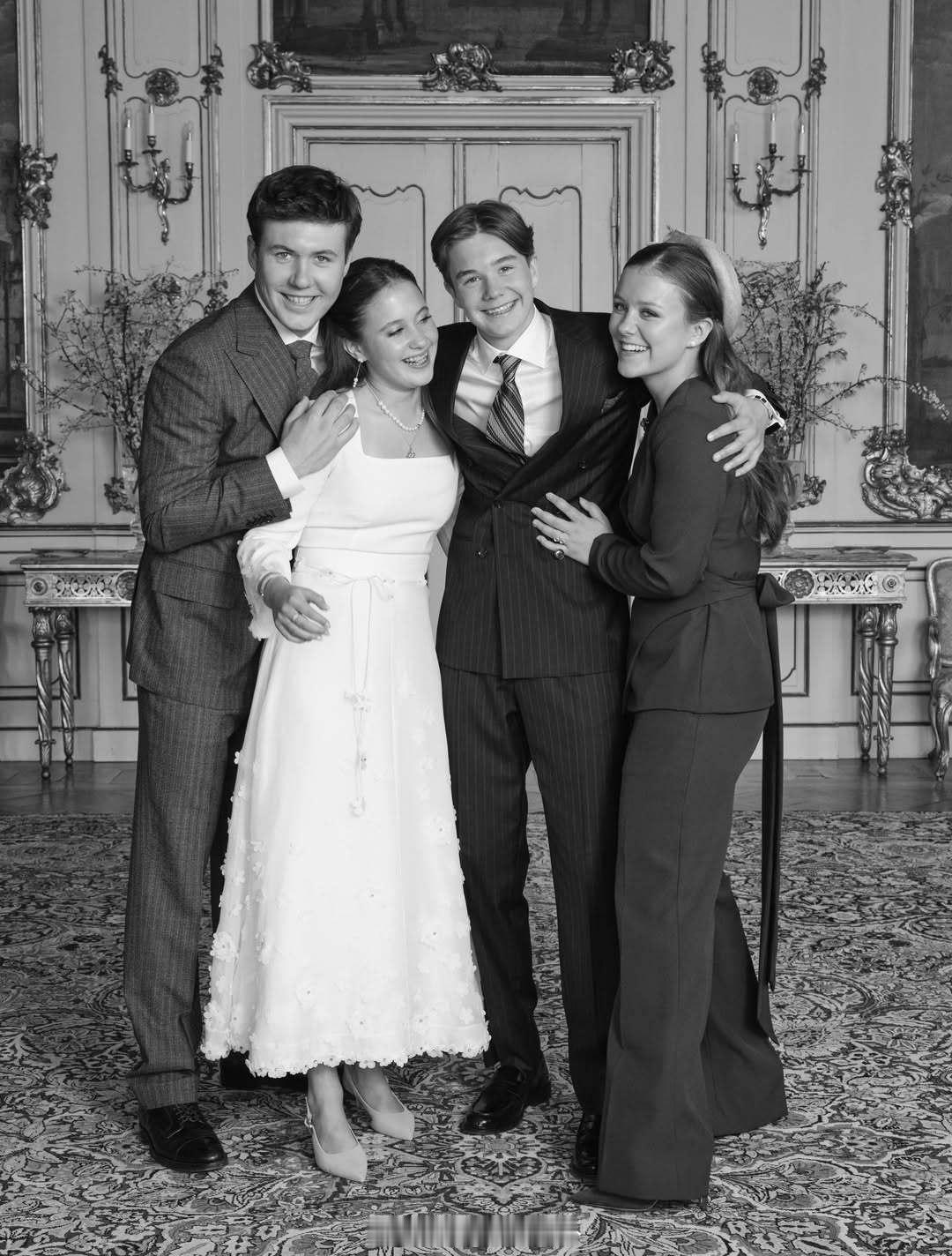 丹麦王室龙凤胎坚信礼最后一波官方照，看官方精剪视频应该也拍了跟教父母的合照，不造