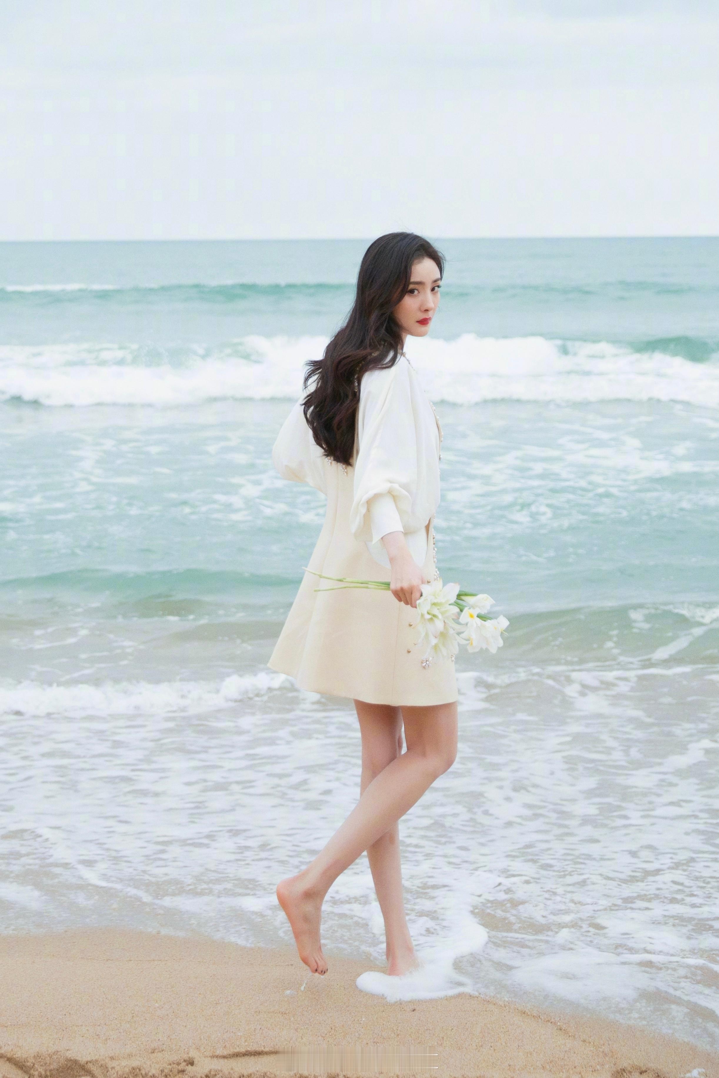 杨幂小清新美腿系列海滩写真