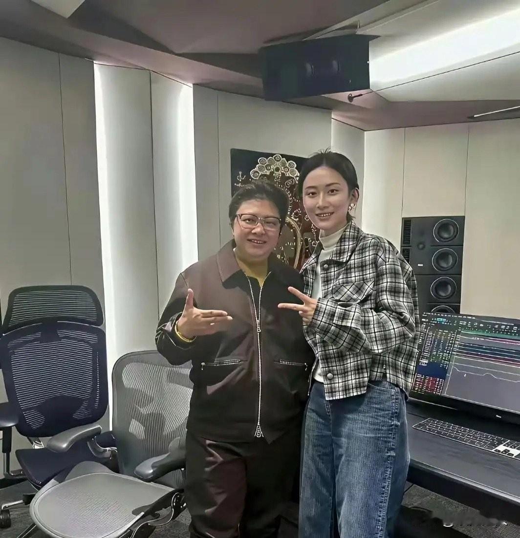 刚看完贾玲的惊人变化，再看看韩红，真是太让人佩服了！贾玲为了拍戏狠下心瘦了快10