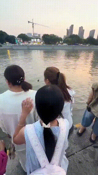 令人心痛，母子落水溺亡画面曝光！围观人群竟无一人出手相救，冷漠的让人感到可怕。