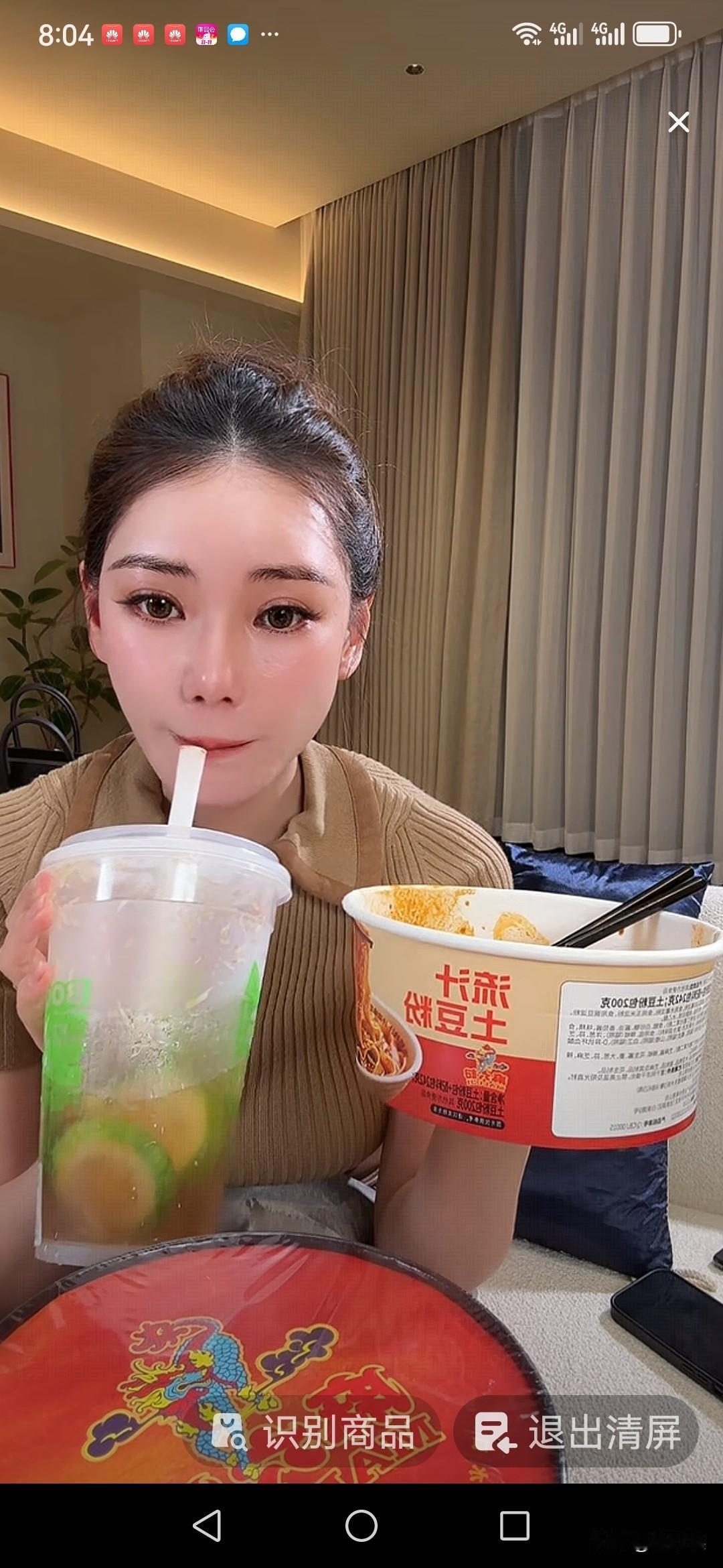 双11，马筱梅一个晚上跑两个直播间。马莜梅先是和乐乐在自己的直播间播带麻六记酸