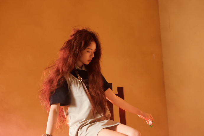 赵今麦暖调光影里的油画少女赵今麦有种安静轻盈的美赵今麦最新大片，暖调光影里的油画