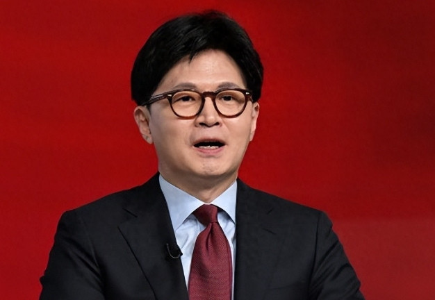 在韩国“国民力量”大选竞选讨论会上，因“增高鞋”引发的韩东勋和洪准杓之间的心理战