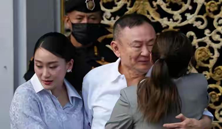 他信拿到特赦，没在曼谷多待，就飞迪拜了。很多人第一反应是“怕了，赶紧跑”，毕