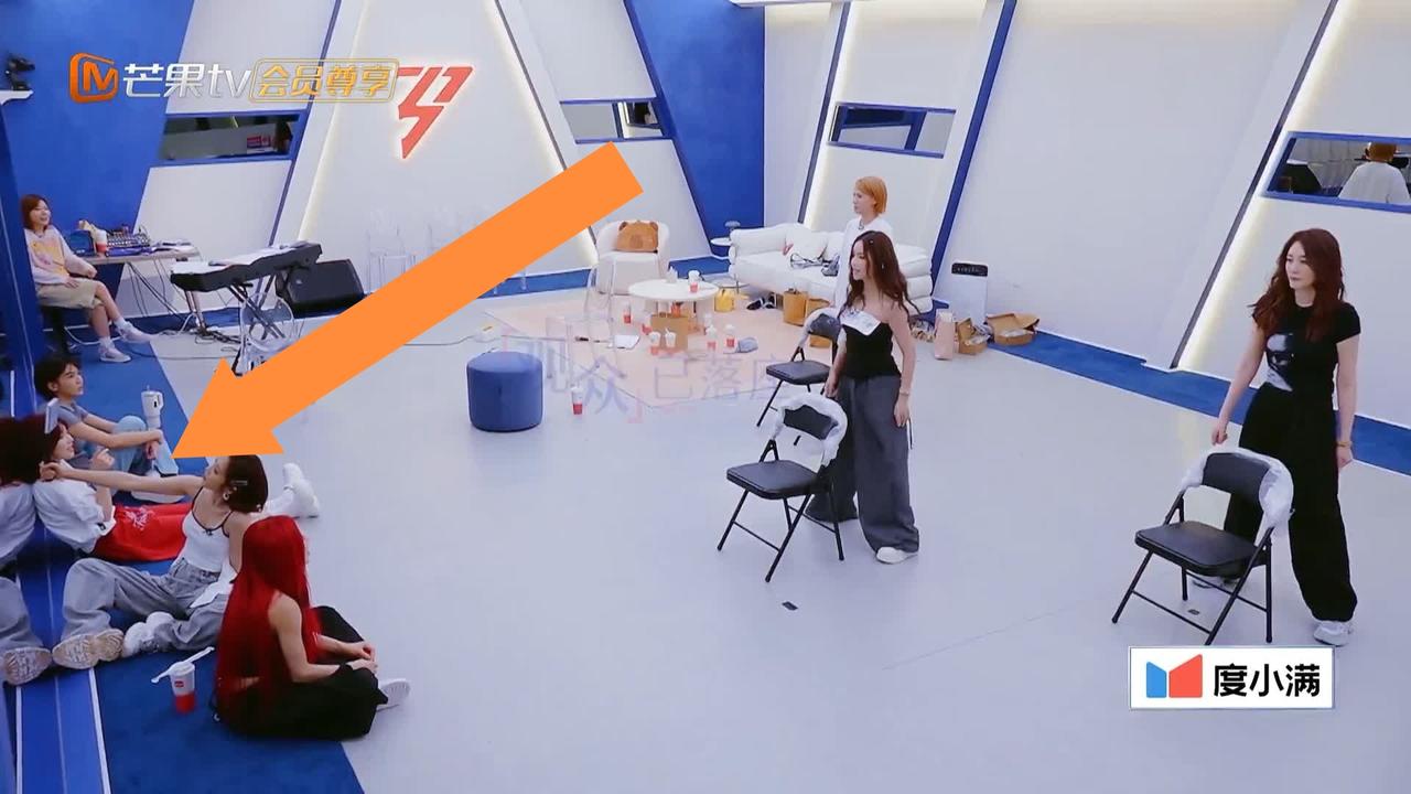 李小冉这下出息了，在姐姐们面前“显摆”惊得唐艺昕，曾沛慈一愣一愣的。李小