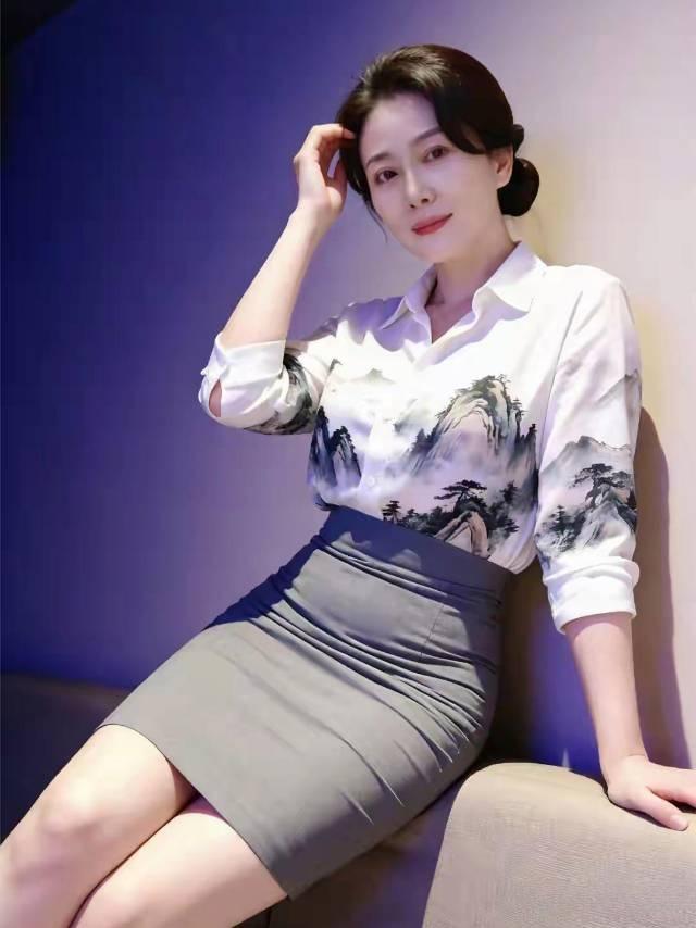 水墨衬衫的柔和刚。水墨晕染的温柔，碰撞高腰灰裙的利落线条，同一场景下，展现出