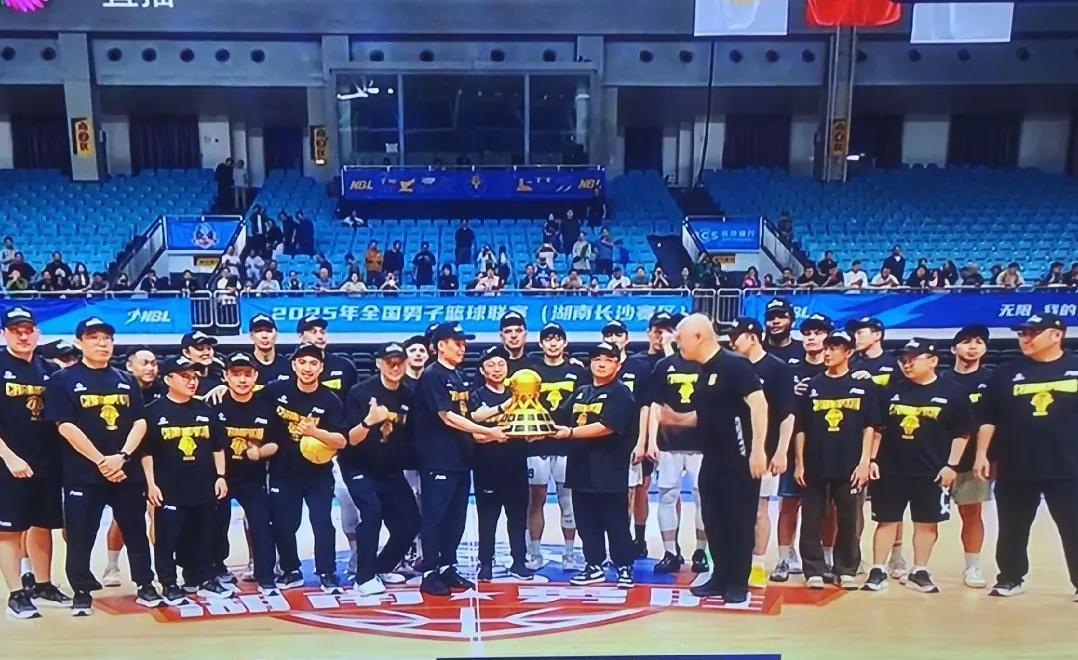 中国NBL联赛总决赛，香港金牛卫冕成功香港金牛85:71击败长沙勇胜，大比分3