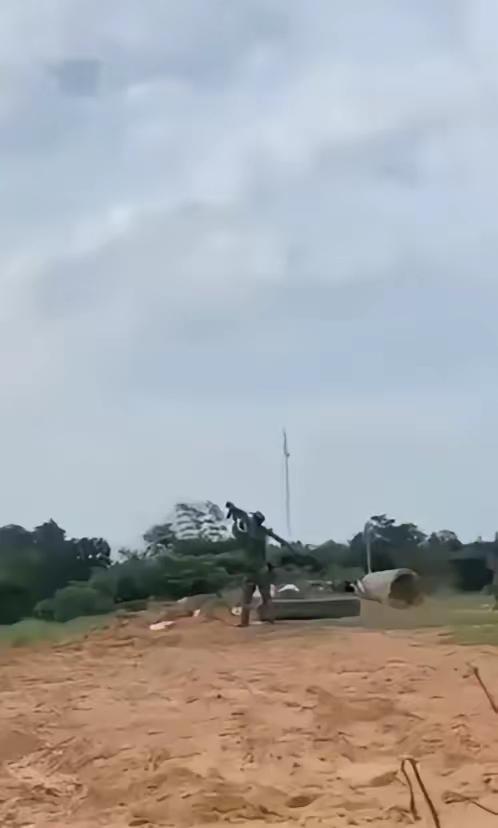 ​柬埔寨军队像发疯似地直接开始了反击，这时候他们并没有想象中那样软弱无能，不如泰