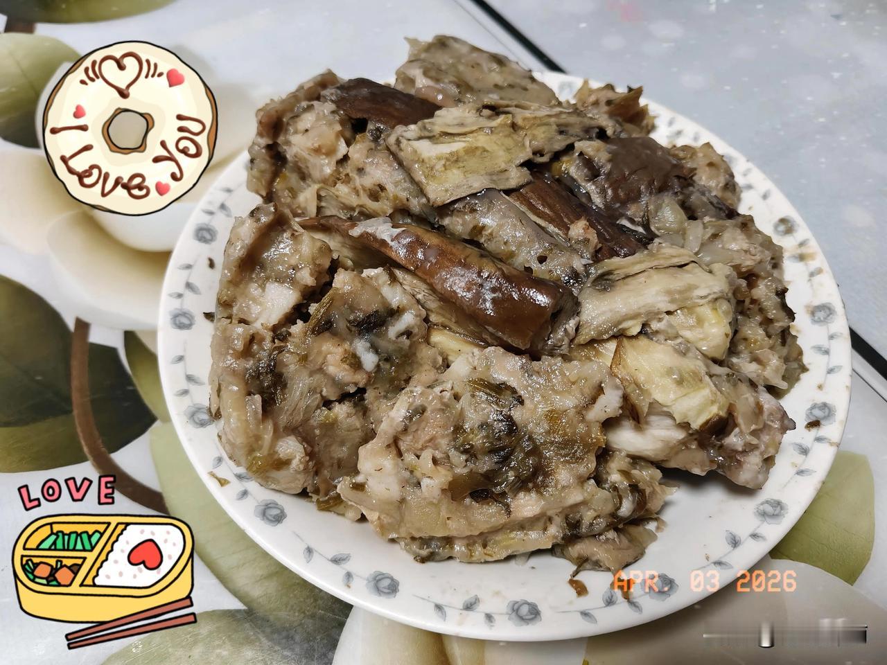 一盘茄包子今天婆婆做了焖茄子，我们这儿都叫它茄包子，颜色不那么生动，端上桌香