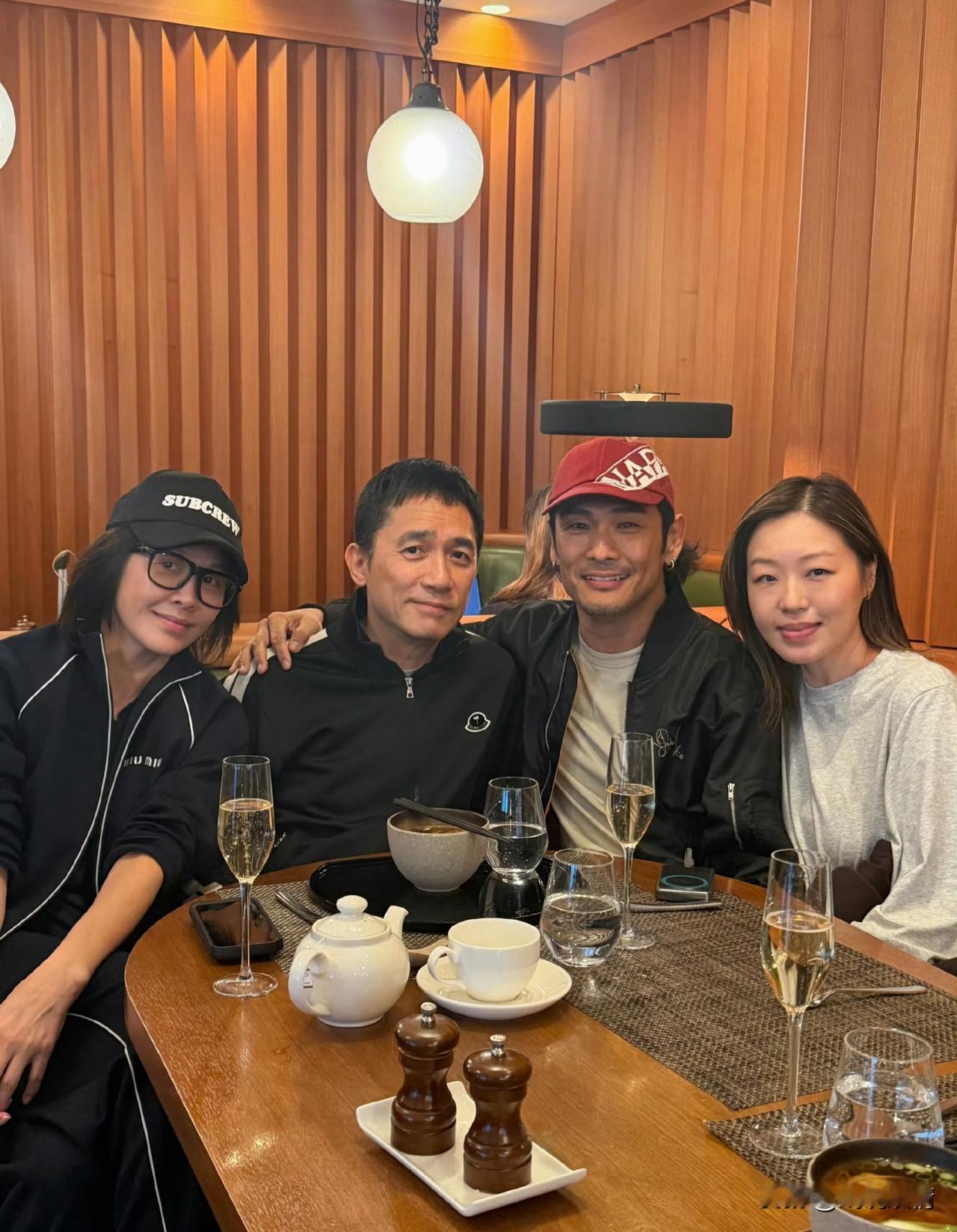 刘嘉玲梁朝伟与杜德伟夫妇合影！5月17日，刘嘉玲晒出两张合影。照片中的两对夫妻