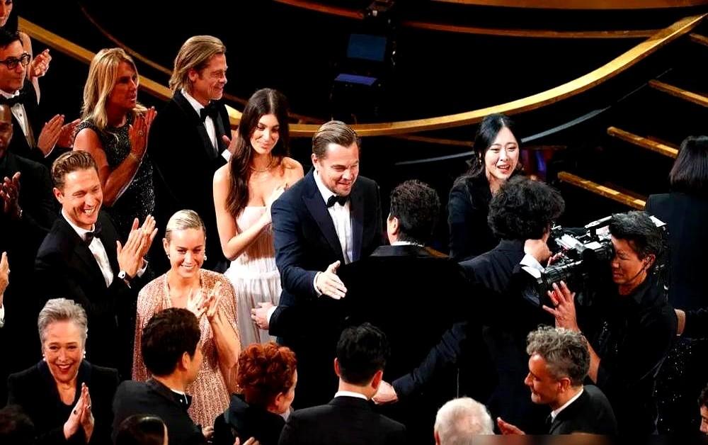 女友都成了他“形象管理”的一部分。51岁的莱昂纳多在奥斯卡这事儿，真是门道太