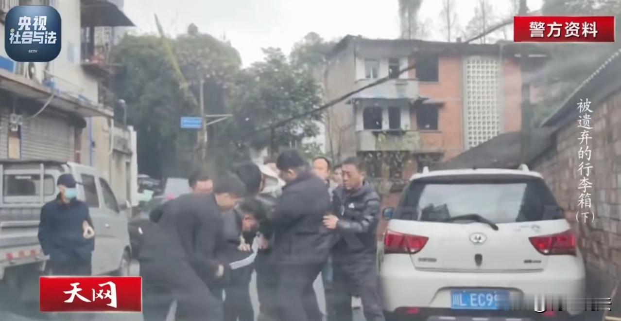 陕西西安，一男子正在和一漂亮姑娘举止亲密，不巧，怀孕的老婆回来了，老婆决定教训一