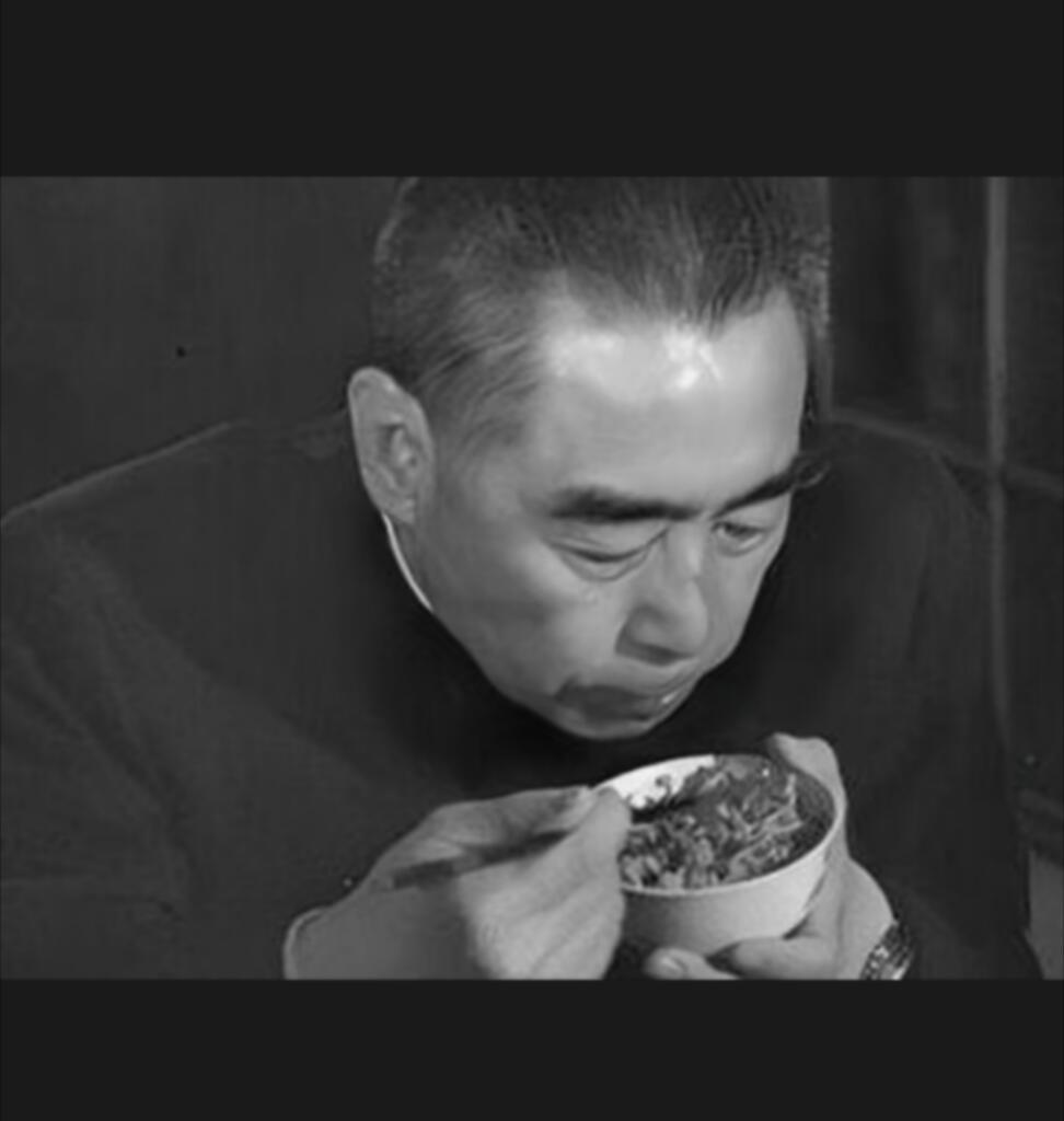 历史知识这是一张令无数国人落泪的照片！！在1973年，周总理重返延安。那是一