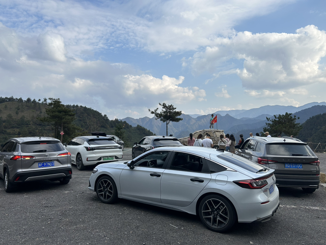 本田思域混动两厢极控版驾驶乐趣今天跑了山路，操控良好，底盘适中，不侧倾，提速相