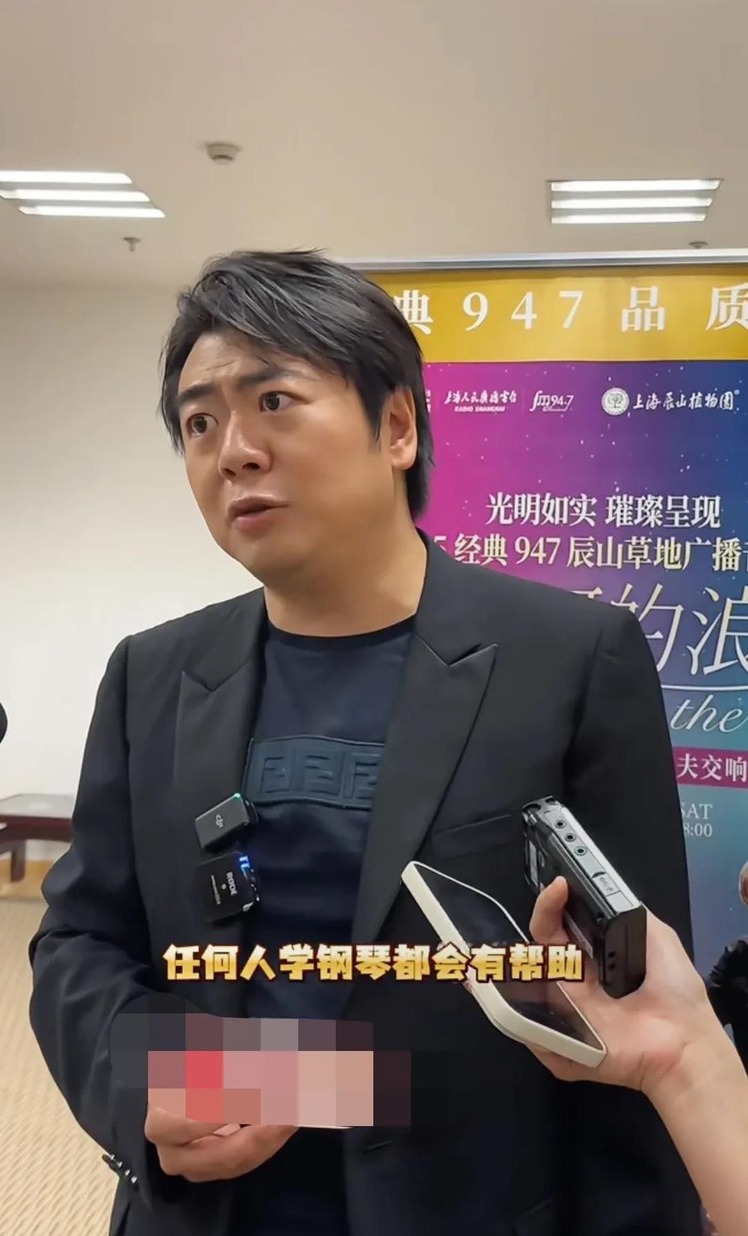 郎朗说儿子四岁多了还没开始弹琴。近日，钢琴大师郎朗接受采访时透露，自家4岁多的儿