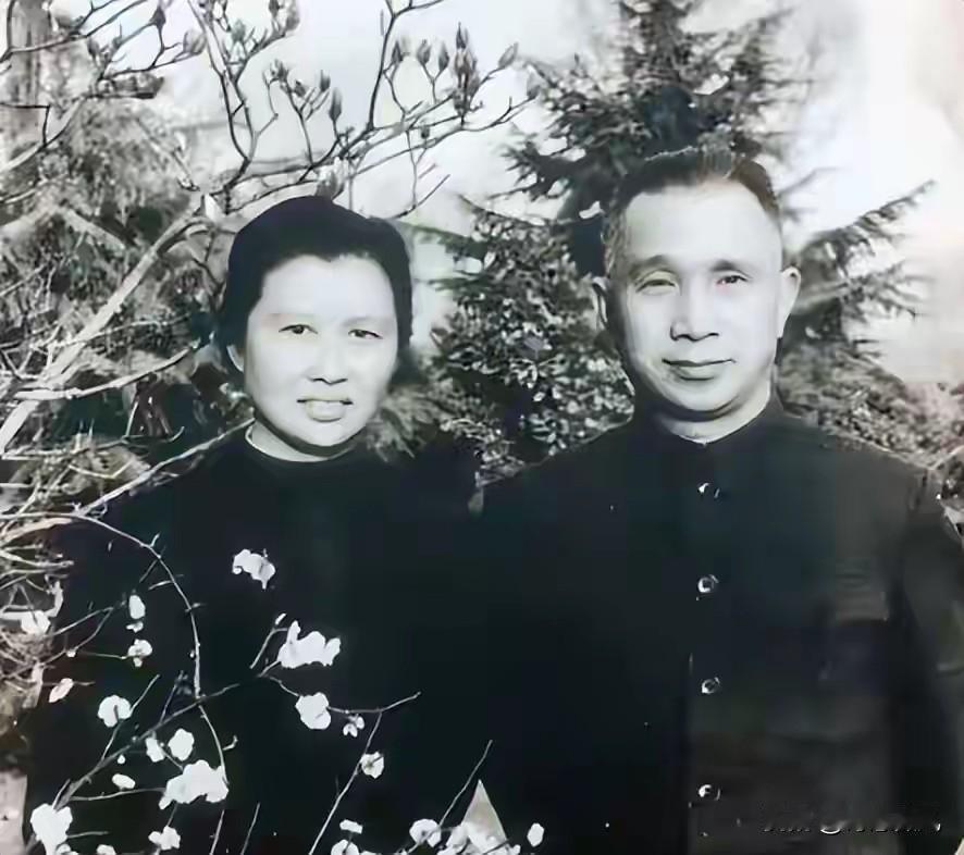 粟裕喜欢手下一女兵，给她写了封情书，不料女兵看完后直接撕碎。很多人看到这一