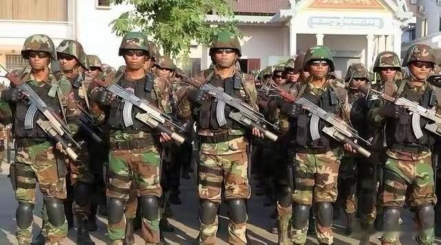 泰国装甲突击遭阻击对手疑似外国兵泰東边境冲突中，泰军装甲突击遭阻击，对方无人