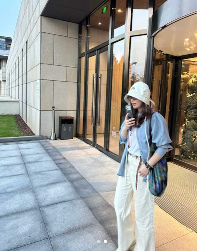  梅婷现身阿那亚，深陷带货风波神情烦躁 网友在阿那亚偶遇梅婷，近期她因直播带货