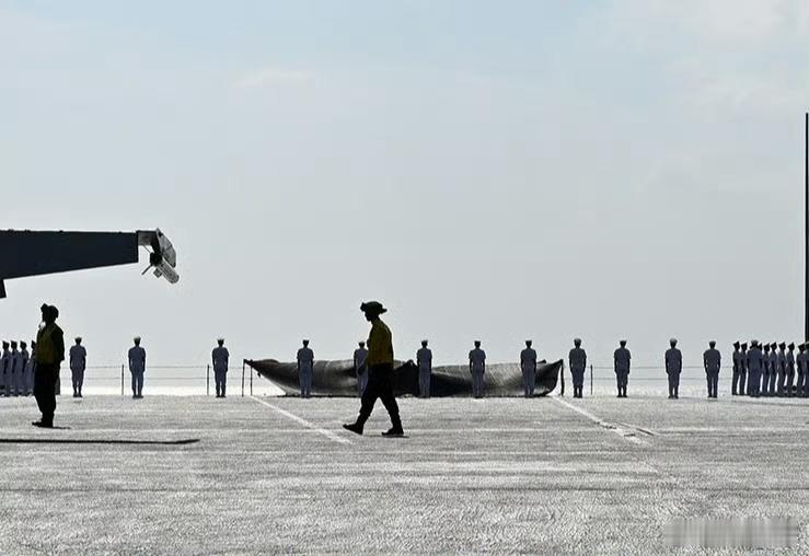 “山东”舰和“福建”舰服役前的保密手段，一个是挡住侧面防地面拍摄，一个则是防天上
