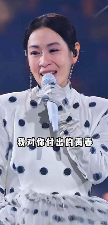 刘若英久违露面确实显年轻漂亮，医美后的温婉气质和自然笑容很加分，双眼皮调整也让整