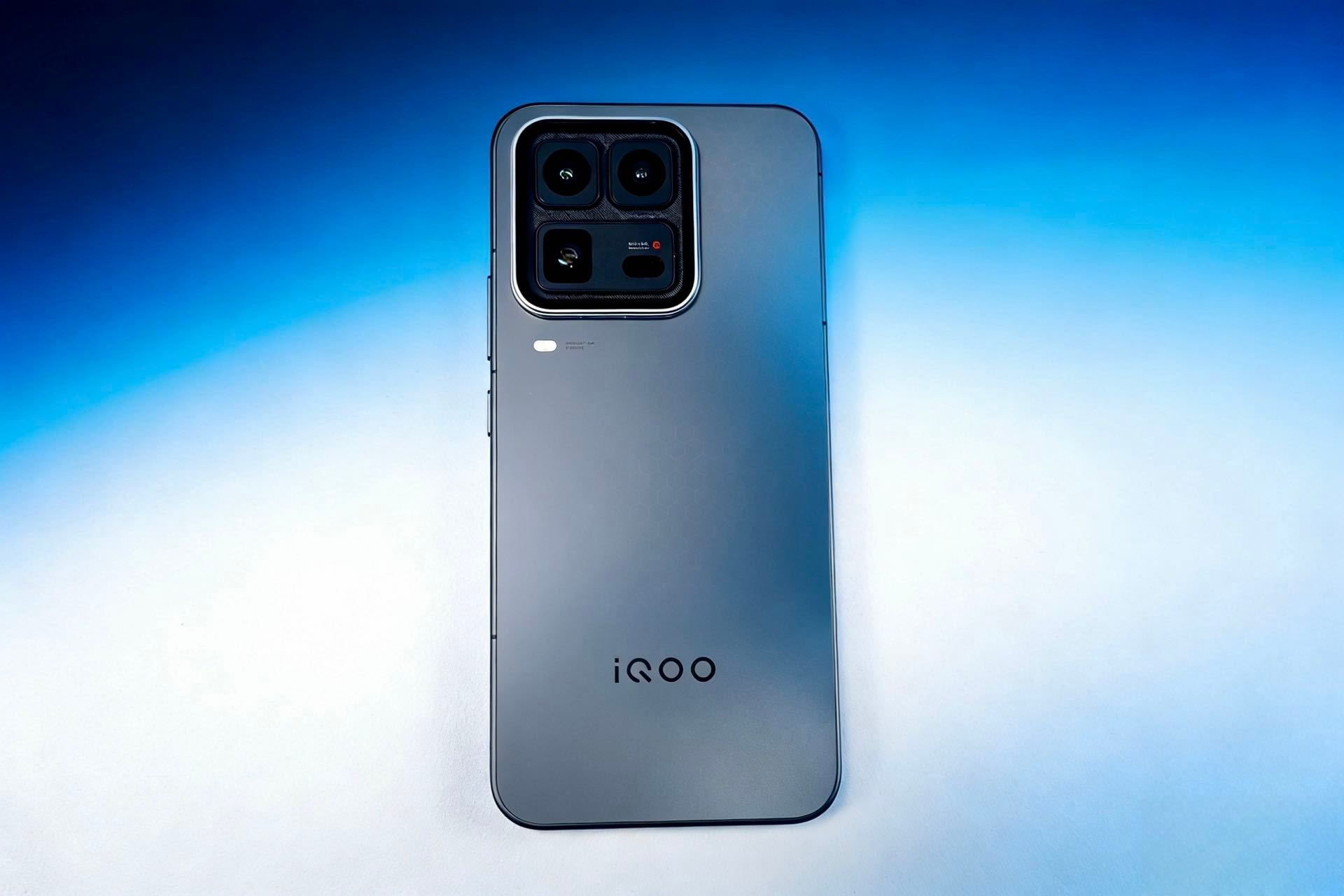 iQOO15Ultra外观太酷了拿到iQOO15 Ultra第一眼就被背板质感吸