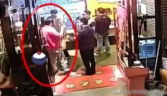 上海外滩和平饭店这次的处理方式，看完格外解气。网传有外籍食客在店内消费大几千元，