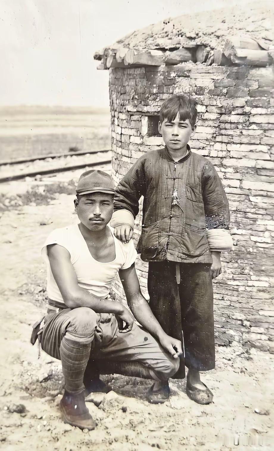 这张照片耐人寻味，照片中的日本鬼子蹲在地上，穿着背心，打着绑腿，嘴上留着小胡子，