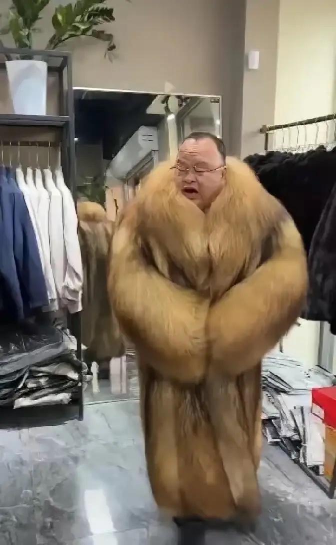 哈哈哈！这位山东大哥进店只想试试毛衣，老板一句“您穿上就是老板”直接把他夸飘了