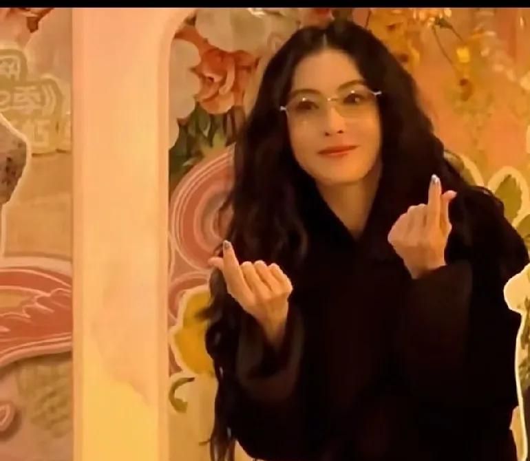 张柏芝和儿子站一块儿，路人以为是姐妹。不是滤镜，不是修图，是真·冻住了。她穿