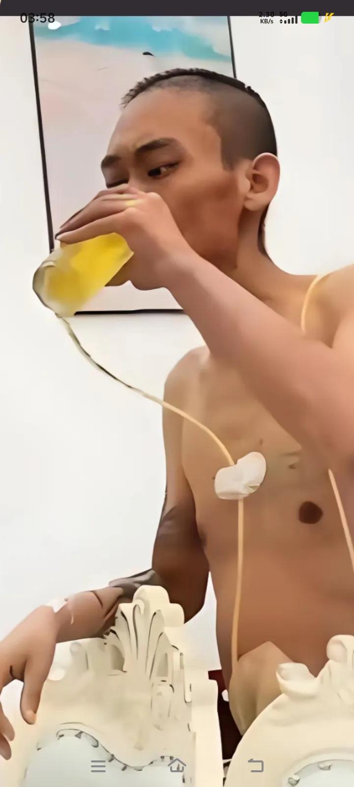 心酸！这是想开了，男子身患癌症晚期，无力回天，放弃治疗，自己买箱啤酒喝，医生看见