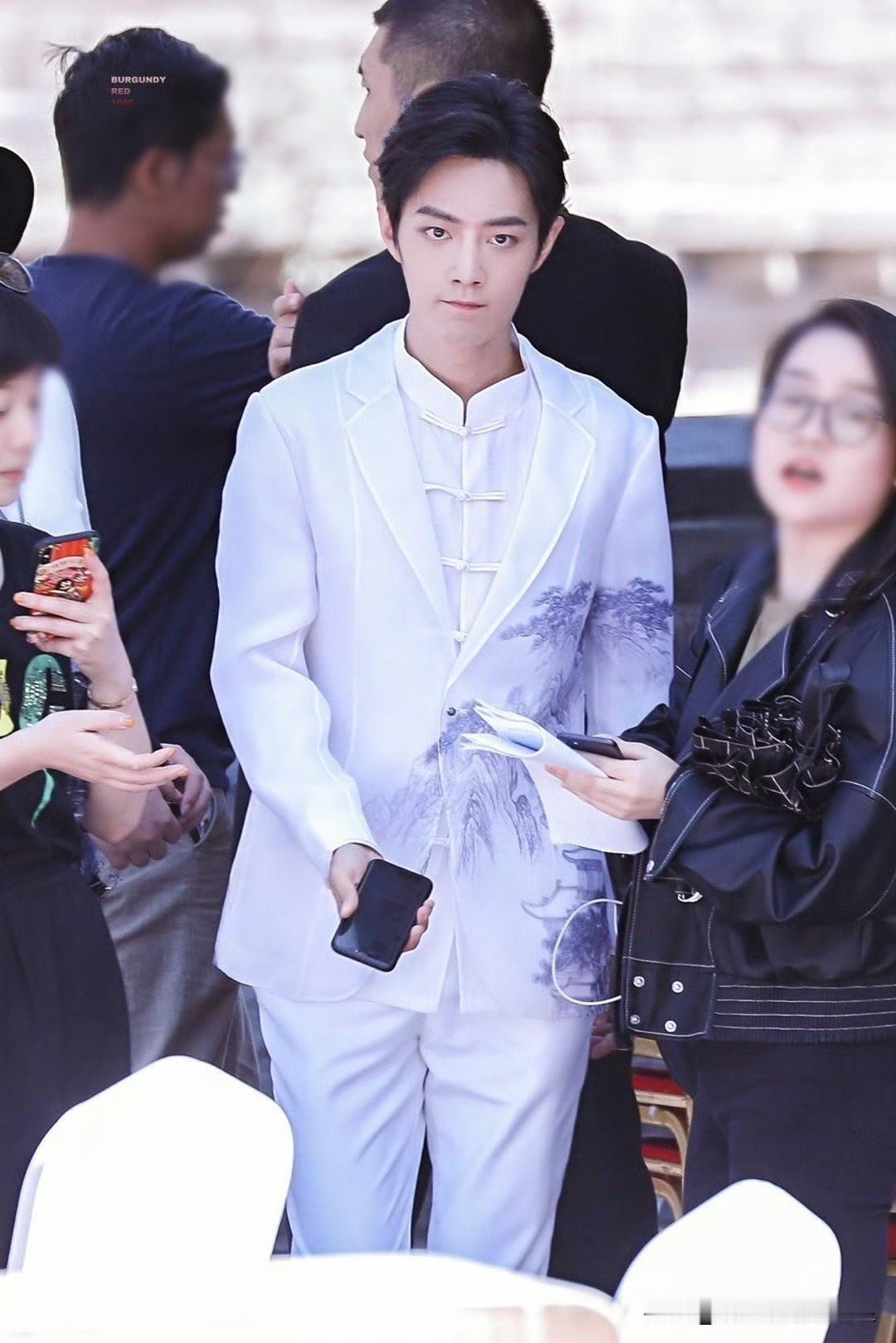 ​肖战@肖战白天网络视听盛典、晚上北京春晚，雨露均沾呀，状态极佳，谁能不感叹一