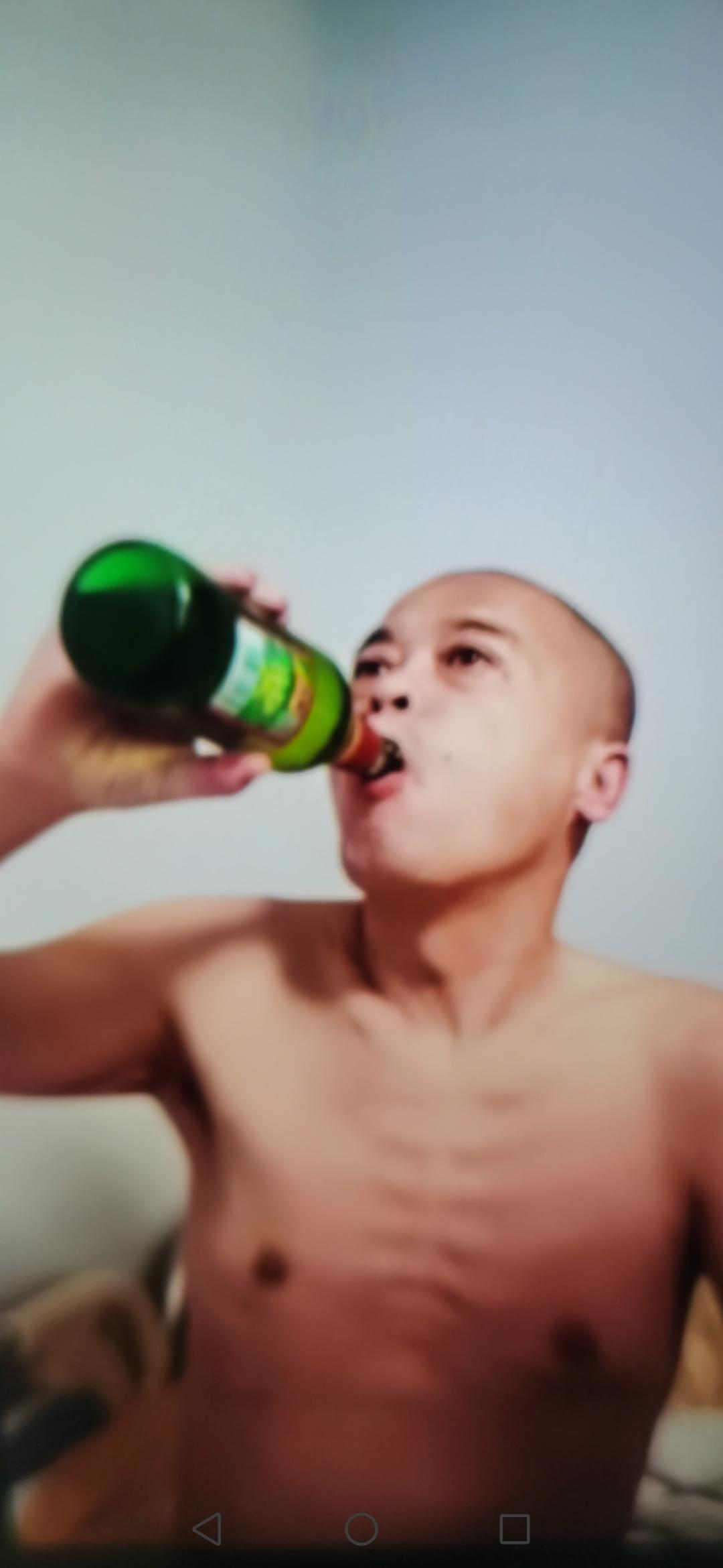 “你不要命了！再喝命都保不住了！”家人哭着去抢酒瓶子，这男人一把挡开，仰头又是一