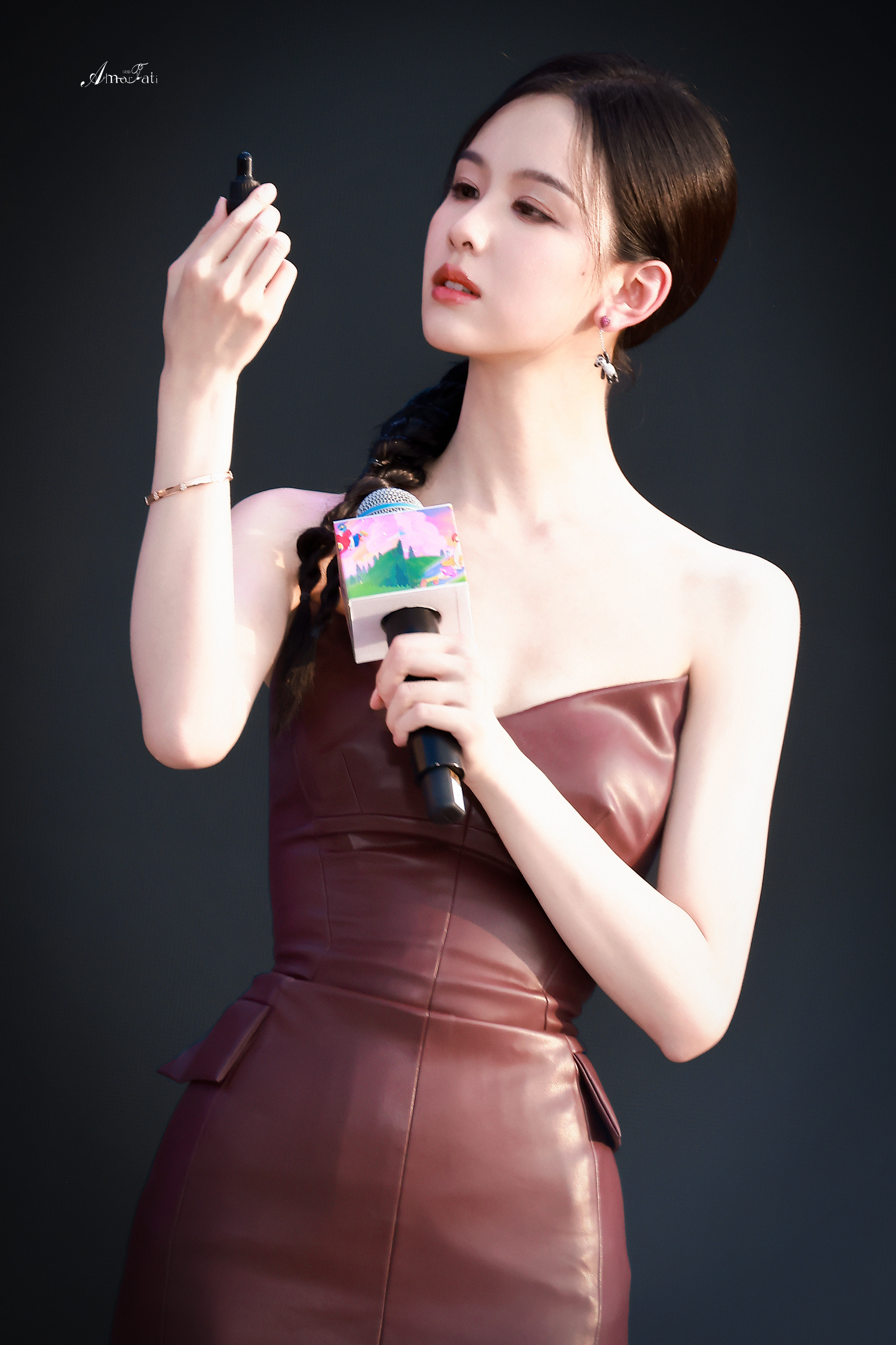 陈都灵 一抹酒红凝绝色，身姿温婉又撩人。