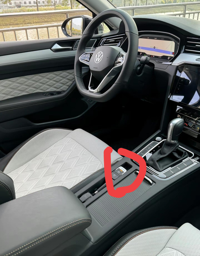 自动驻车功能平时开车自己其实不喜欢用自动驻车感觉开驻车没有自己开着顺滑，但是在