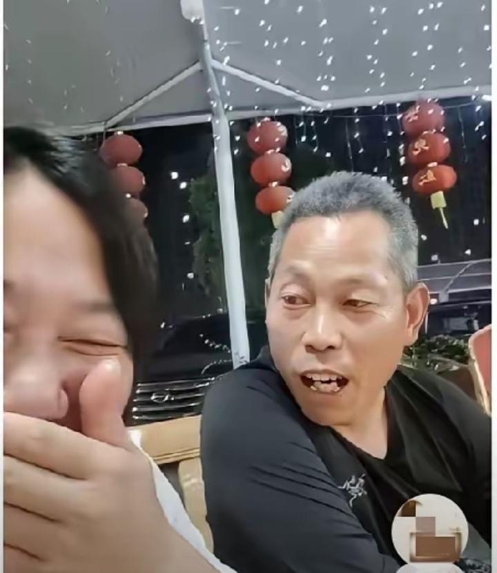 张雪的师傅牙哥绝对是个深藏不露的牛人，张雪爆火后，师傅牙哥造飞机，用张雪820发