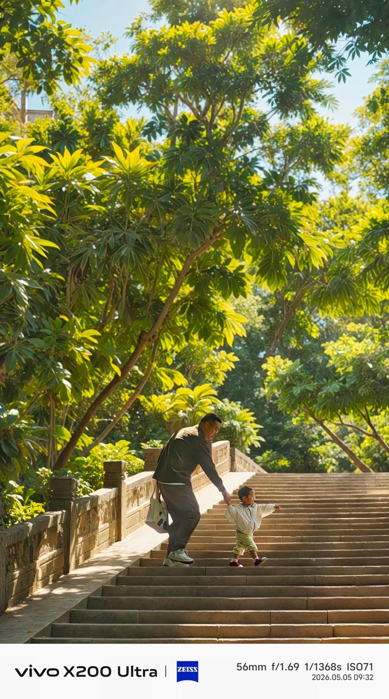 （原创）立夏后的杭州东河碧水穿城过，桥多景也多。行舟画卷里，最忆是枕河。
