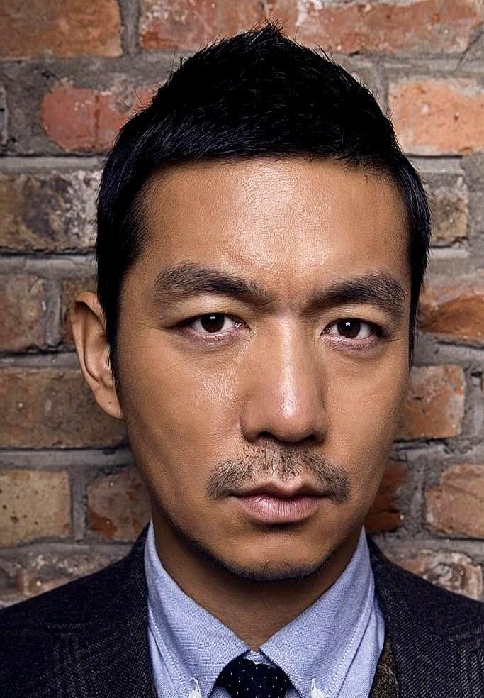 邢佳栋被北电开除那天，把行李卷往肩上一扛，转身买了张去哈尔滨的站票。开除通知