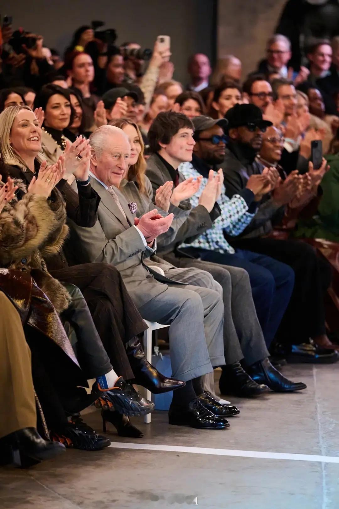 国王坐镇的伦敦时装周压轴品牌Burberry来了这两天艺人陆续出发了，好看吗？