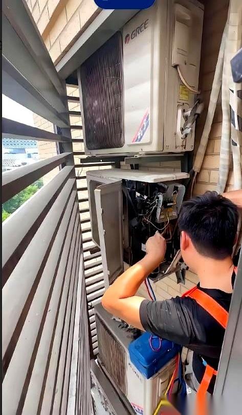 南京，三十八度。他多给了空调师傅七十块钱。师傅下楼，没直接骑车走，拐进旁边的小