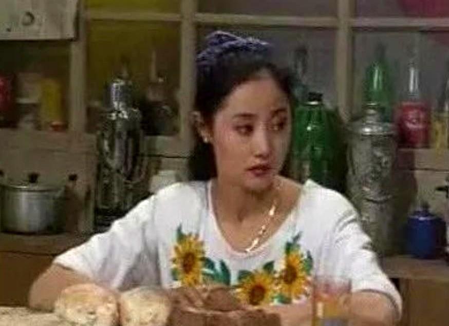 1993年，刘蓓在拍《过把瘾》。有一天深夜，导演赵宝刚把她叫到自己房间。刘蓓