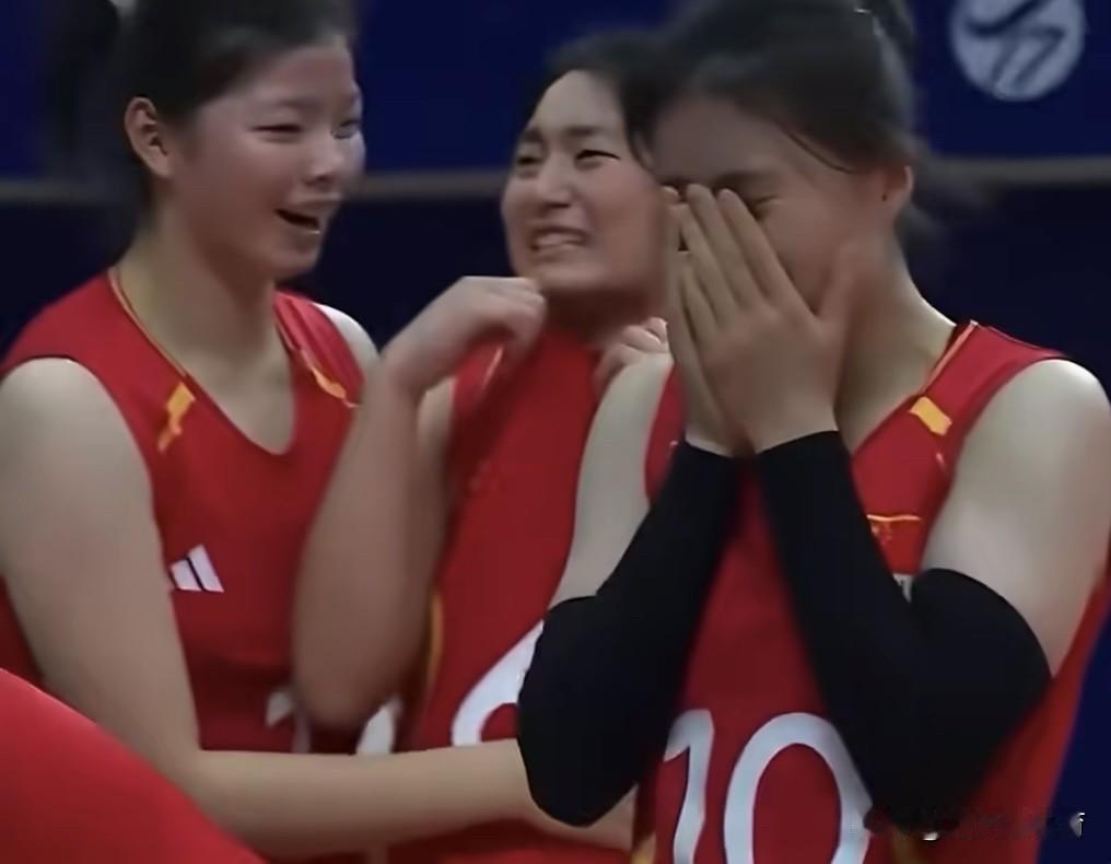 中国女排哭得梨花带雨的[哭哭][哭哭]赢了克罗地亚进4强后，场上的首发队员都哭成