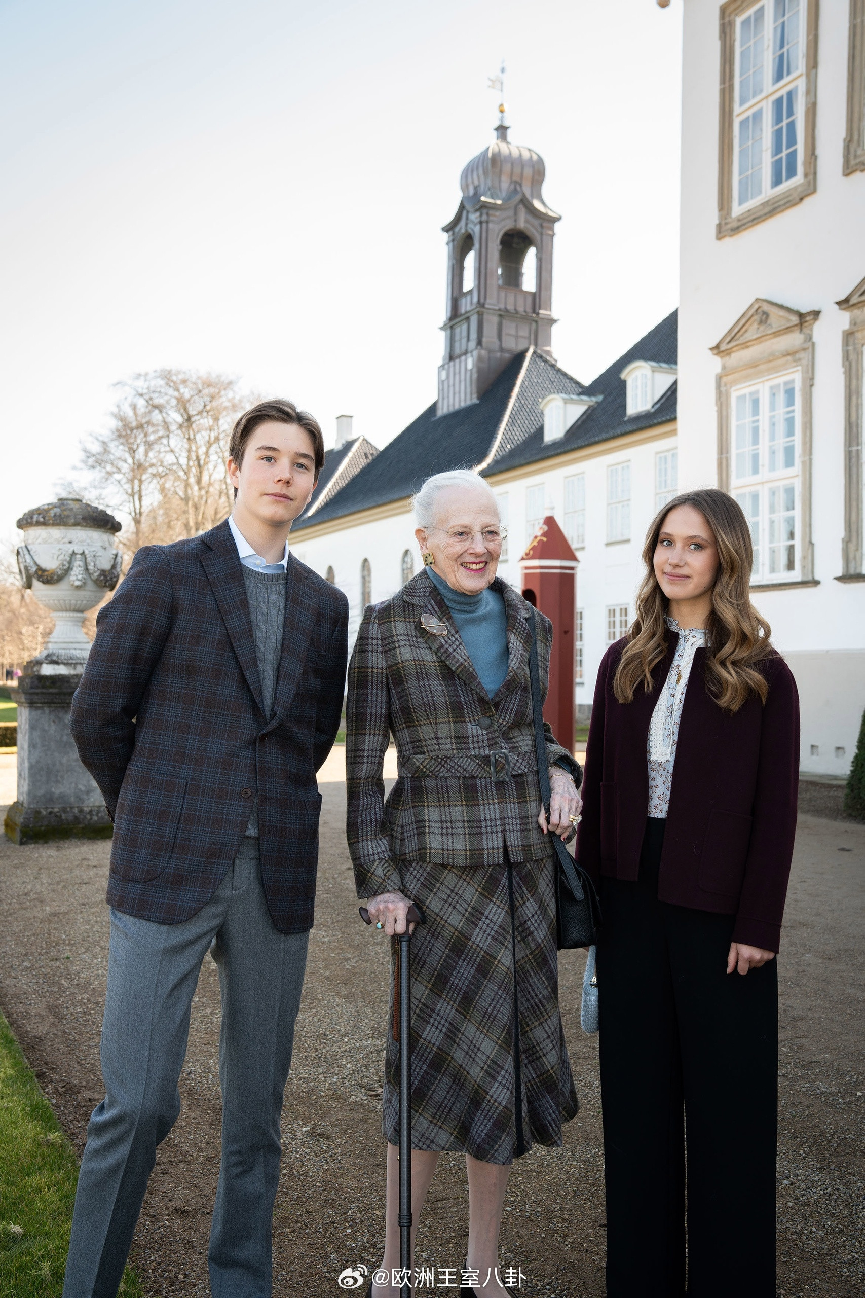 3.22丹麦玛格丽特二世女王和龙凤胎孙子文森特&约瑟芬到弗雷登斯堡教堂做周日礼