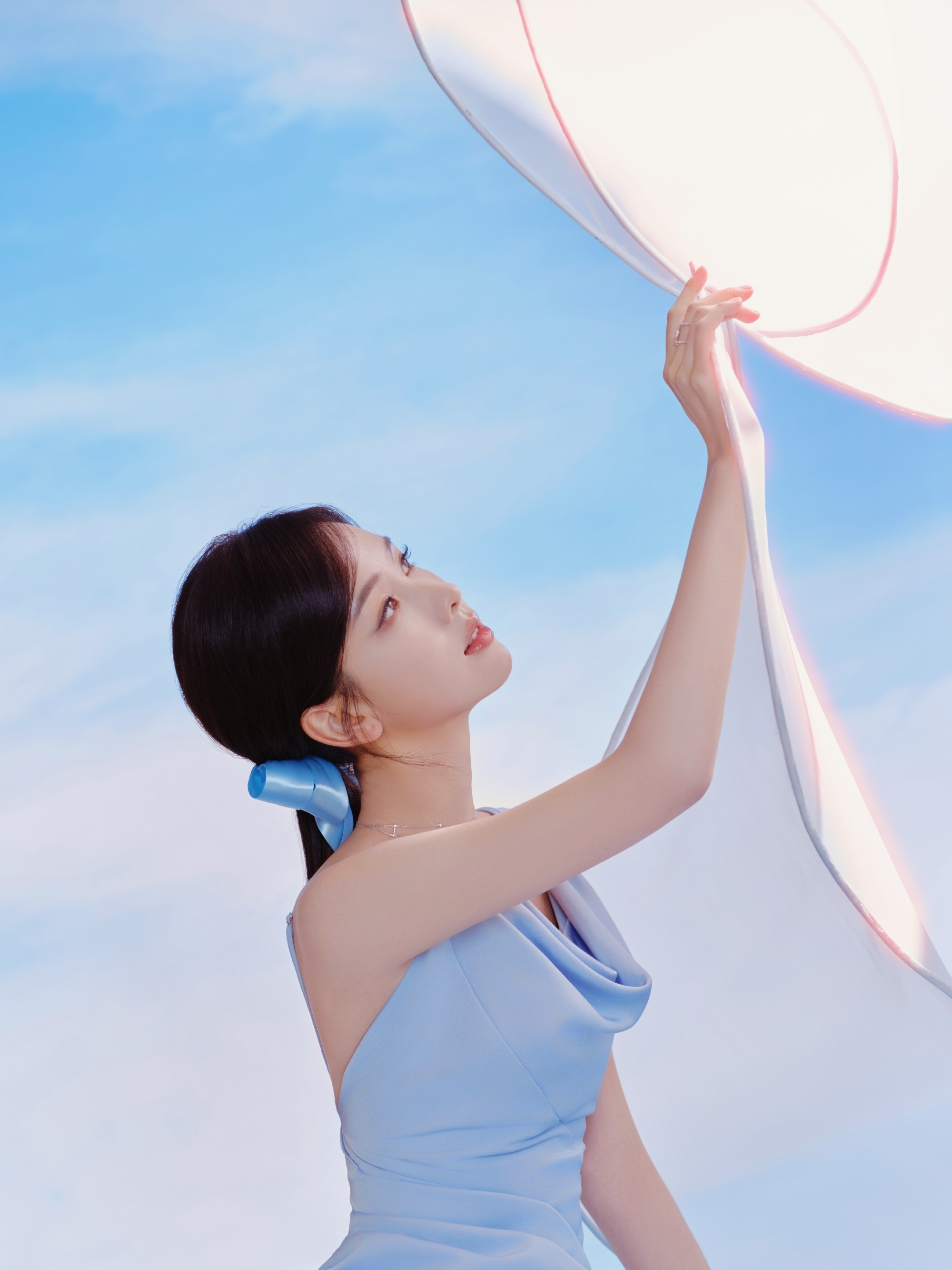 陈都灵和白云相拥，自在呼吸间，流动诗意。摄影：任欣羽​​​