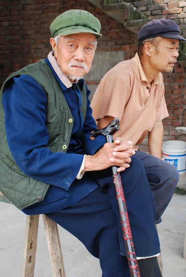 我们小区的小广场上总聚着不少老人，也都是三三两两凑成一伙的，穿得都挺普通，还有穿