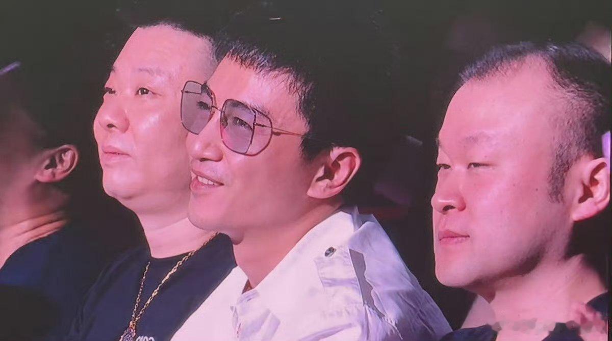 陈晓现身岳云鹏演唱会演唱会场外完全没消息，结果陈晓悄悄来到现场，刷到网友偶遇，